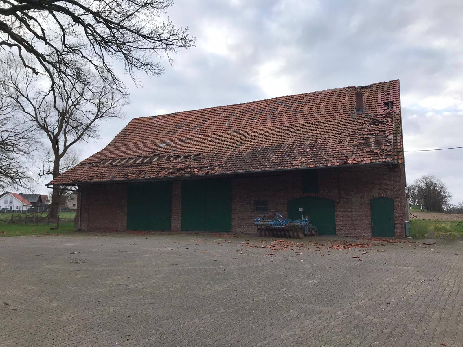 Sturmschaden wir setzen ihr Dach wieder instand